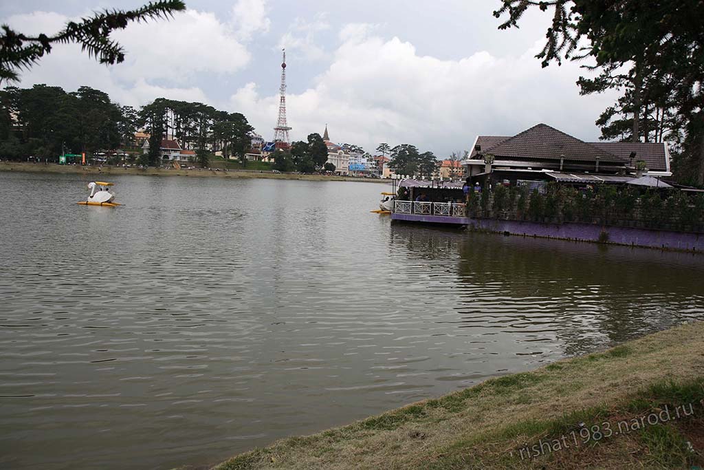 IMG_6160.jpg - Xuan Huong lake and nice catamarans, we tried one