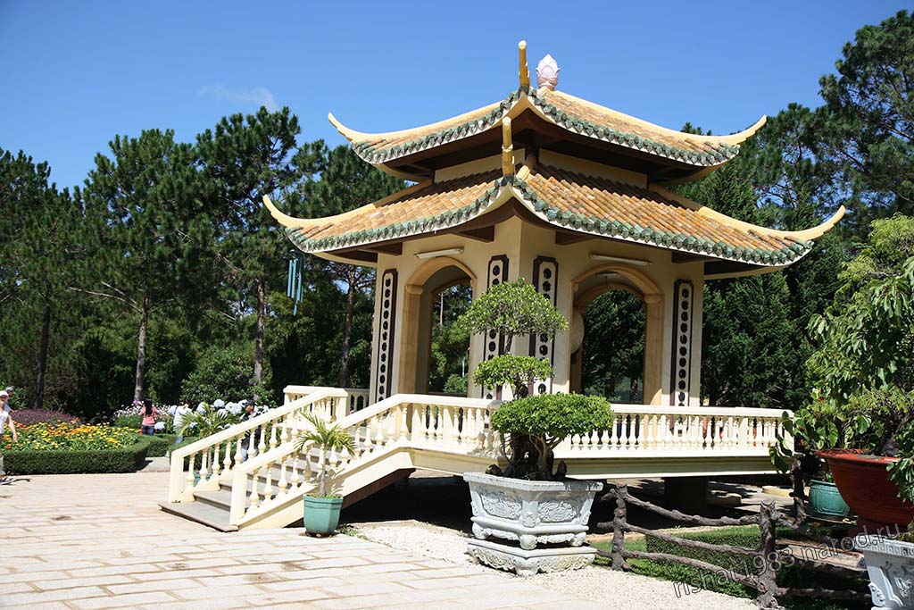 IMG_6428.jpg - Park at Xuang Lin Monastery