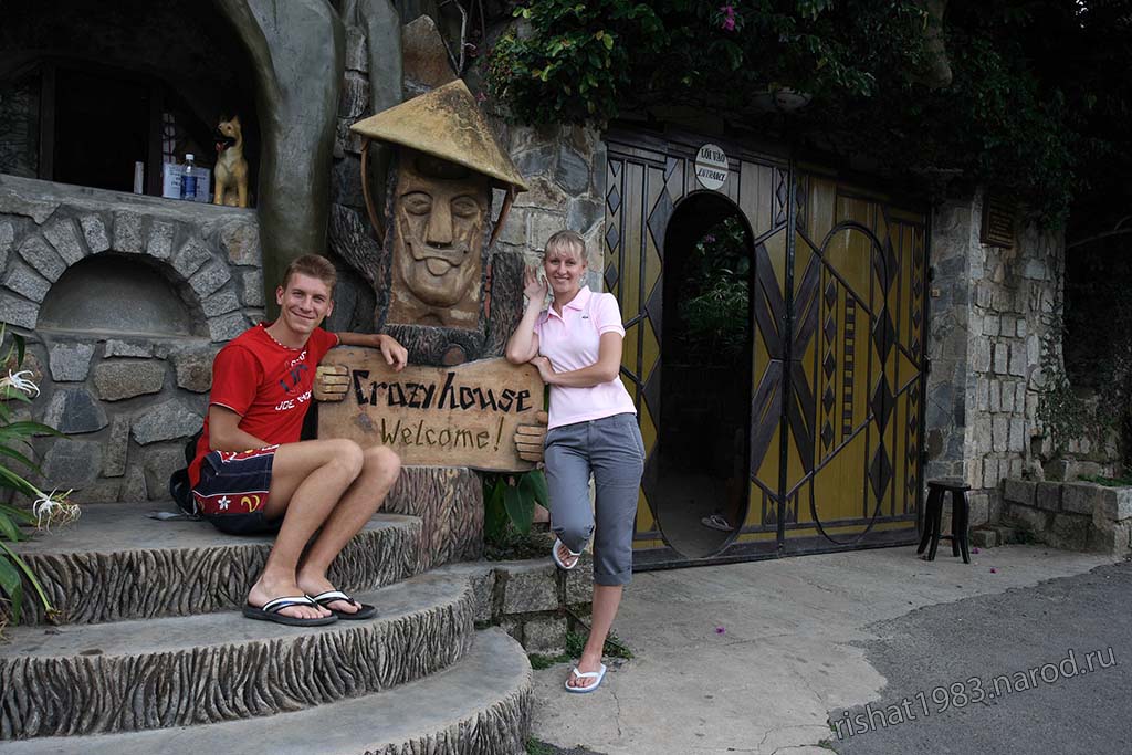 IMG_6867.jpg - Me and Anna at "Crazy House" entrance