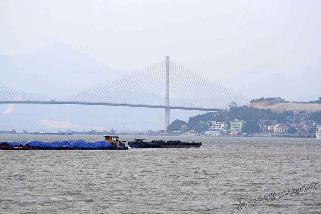 IMG_4208.jpg - Halong bay suspension Bridge