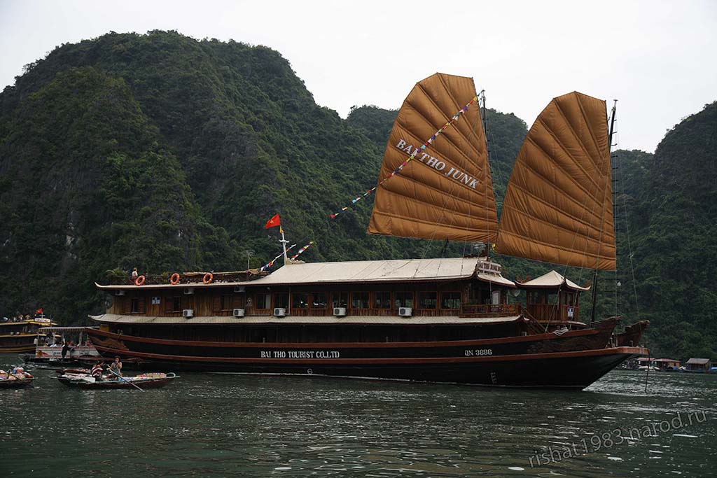 IMG_4348.jpg - Nice classical ship, locals selling some snacks