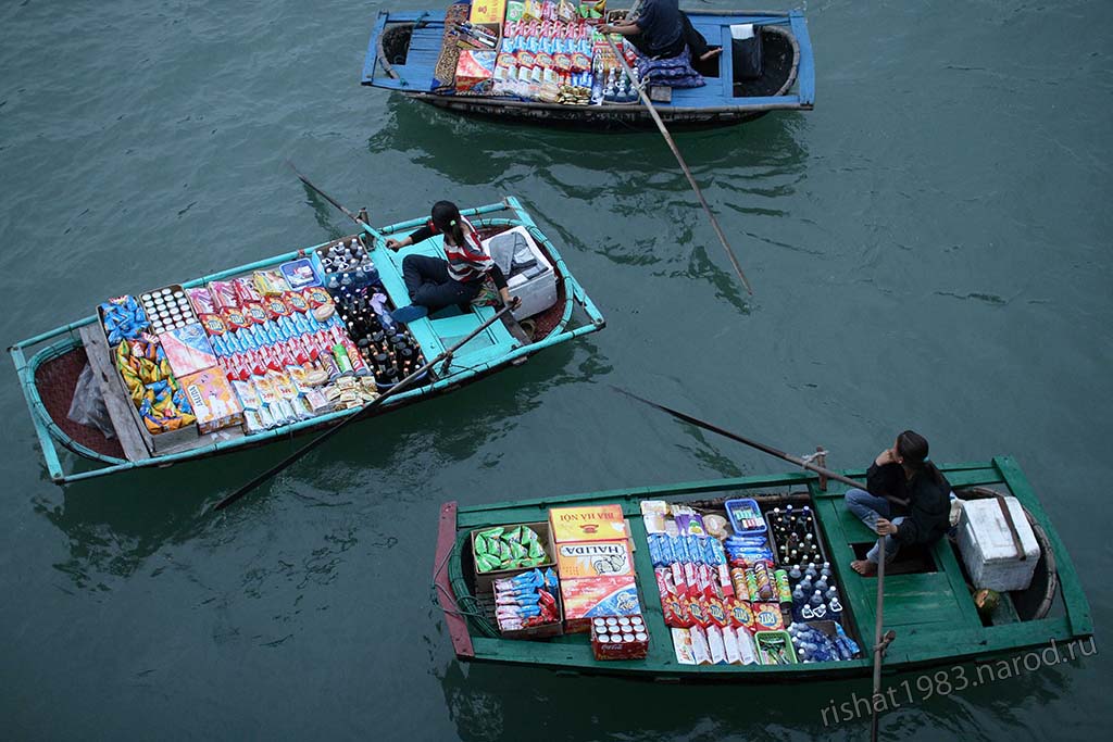 IMG_4627.jpg - Locals selling some snacks