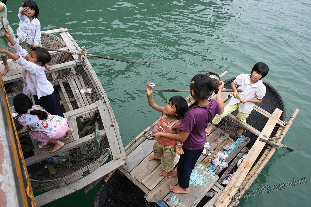 IMG_4735.jpg - Locals selling shells