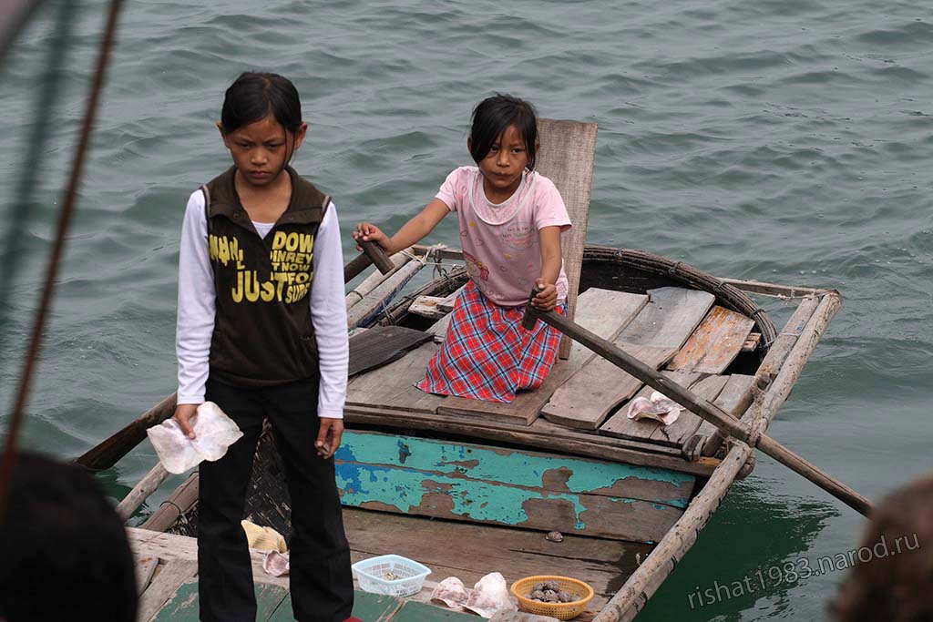 IMG_4760.jpg - Locals selling shells