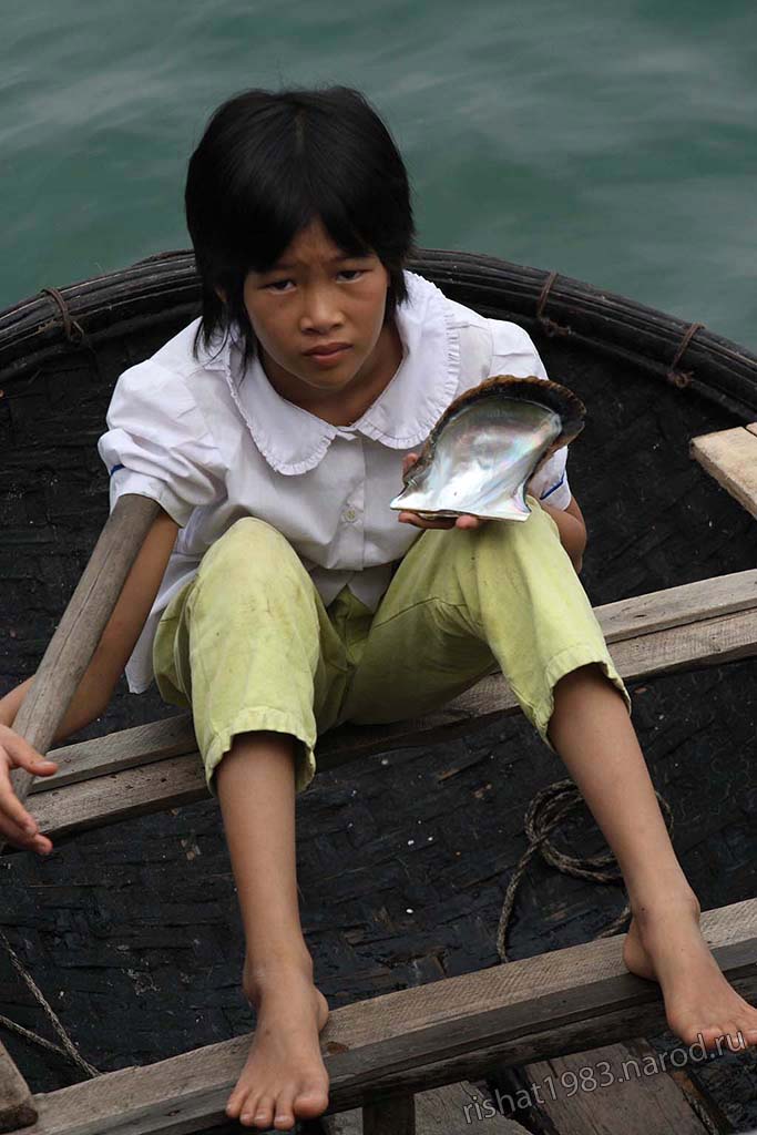 IMG_4765.jpg - Local girl selling shells, not happy