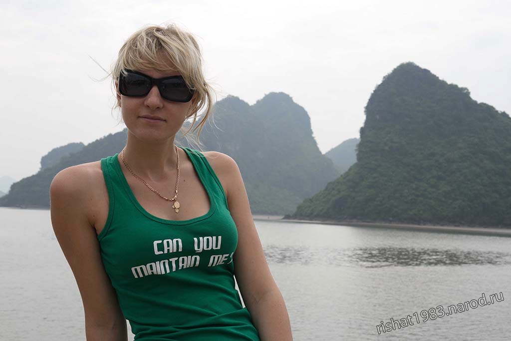 IMG_4885.jpg - Anna at the Cat Ba island jetty