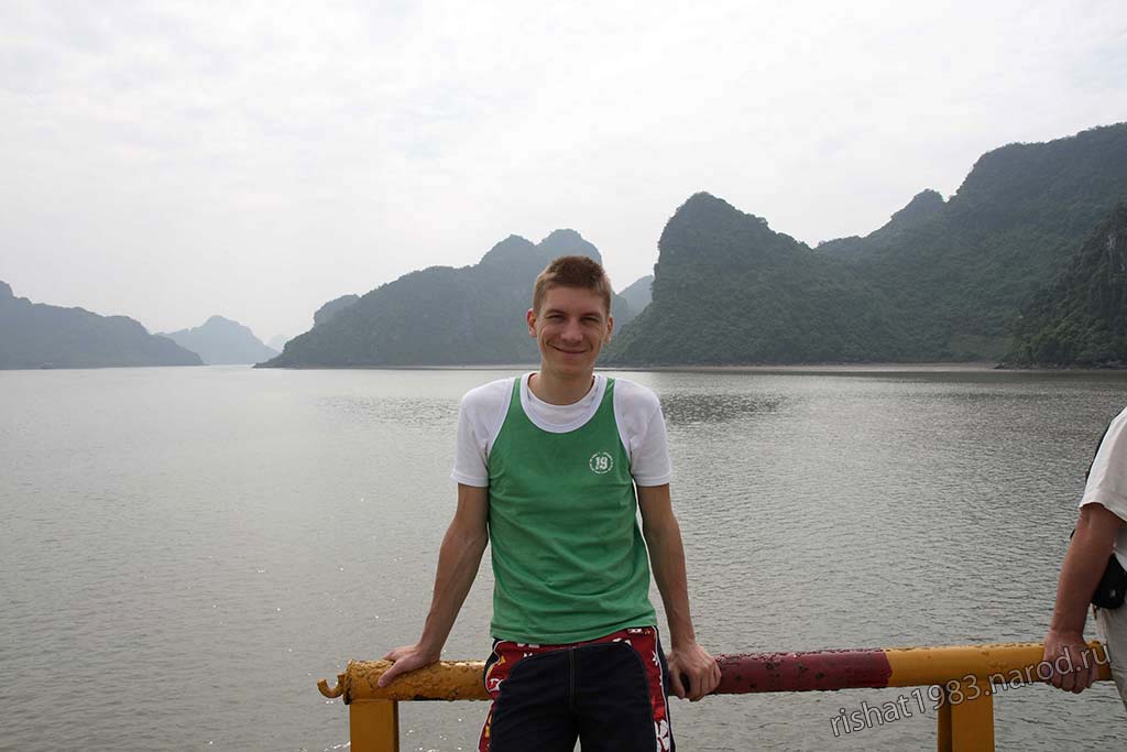 IMG_4890.jpg - Me at the Cat Ba island jetty