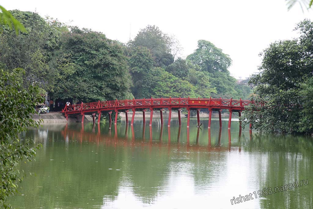 IMG_4102.jpg - Hoan Kiem Lake bridge