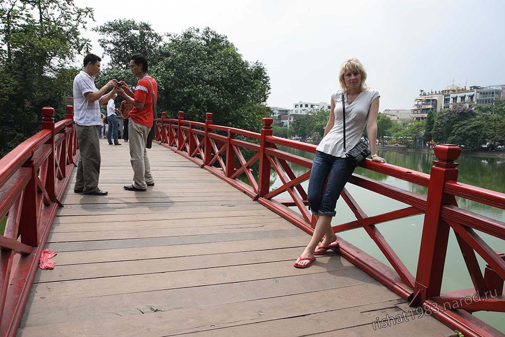 IMG_4117.jpg - Anna on the bridge